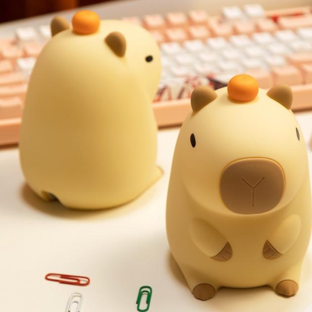 Orangefarbenes Capybara-Squishy-LED-Nachtlicht aus Silikon – perfektes Geschenk für Kinder und Mädchen Orangefarbenes Capybara-Squishy-LED-Nachtlicht aus Silikon – perfektes Geschenk für Kinder und Mädchen
